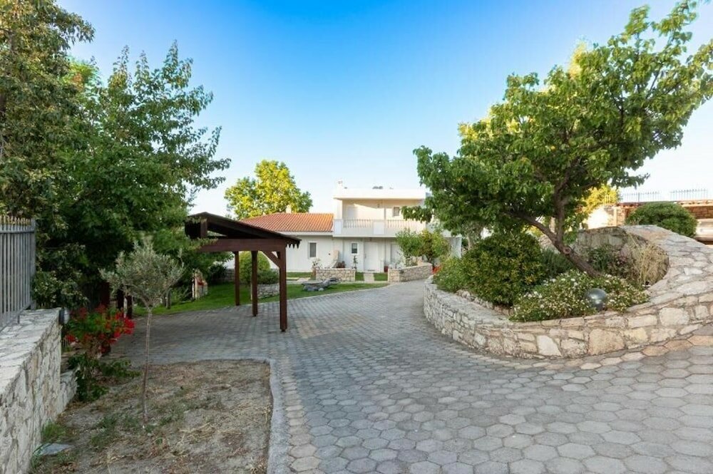 Фото Rafkos Hill Mansion