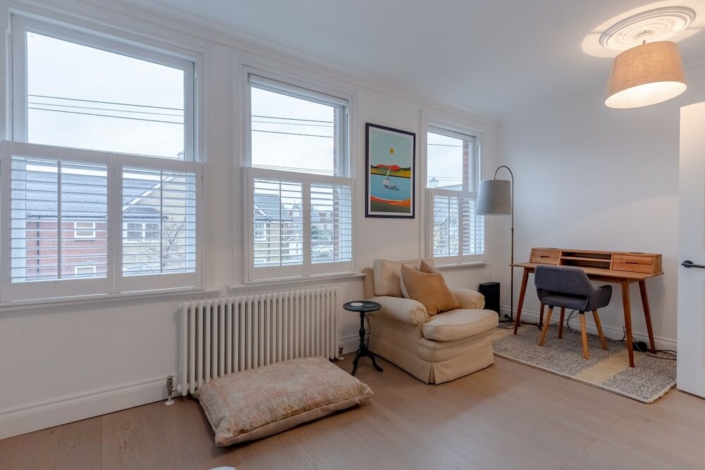 Фото Stunning 2 Bedroom Flat With a Garden in Barnes