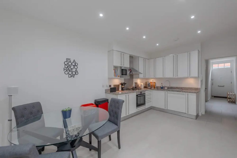 Фото Modern & Centrally Located 2bd Flat - Marble Arch!