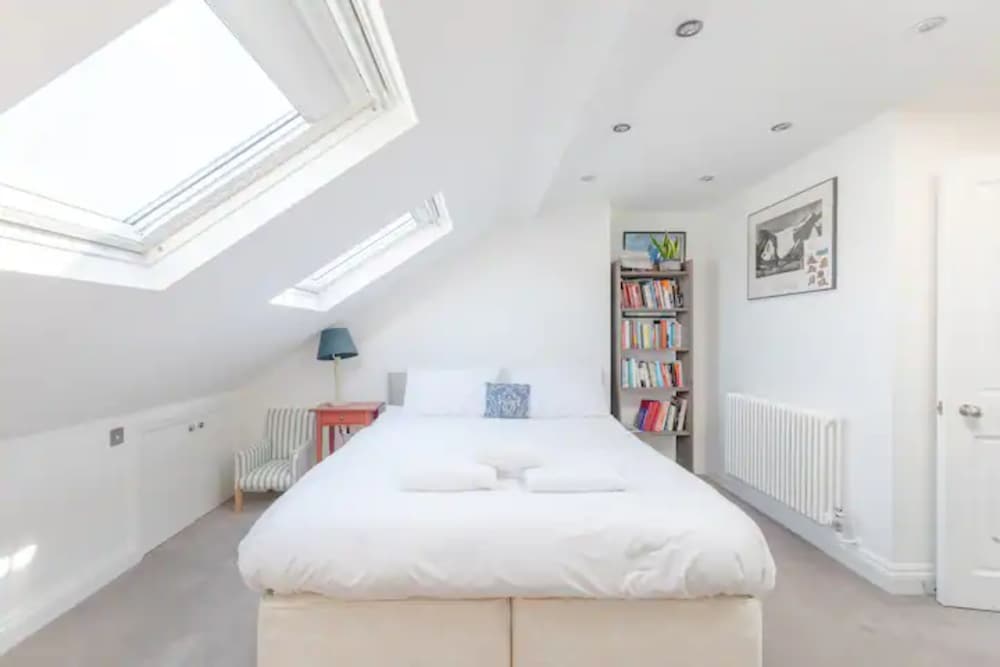 Фото Charming 4bd House With Private Garden - Tooting