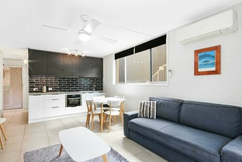 Гостиница Bright 2 Bedroom Apartment in Burleigh Beach