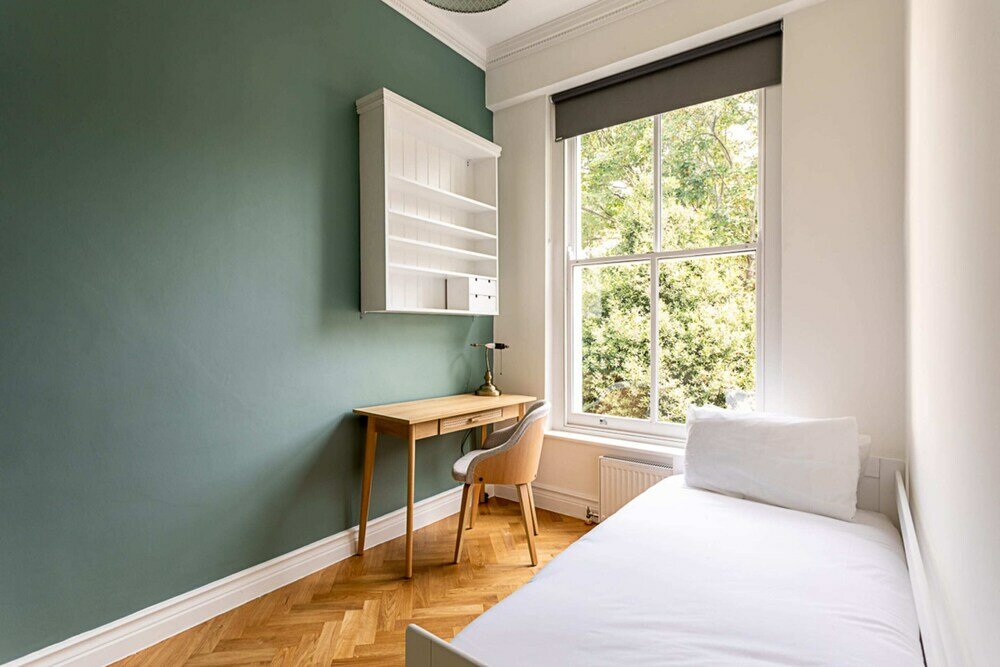 Фото Newly Renovated Two Bedroom Kensington Flat