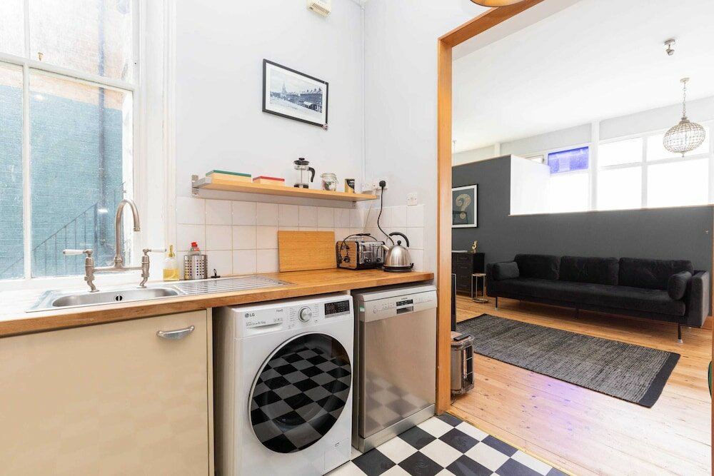 Фото Stylish 2 Bedroom Converted Victorian Storefront