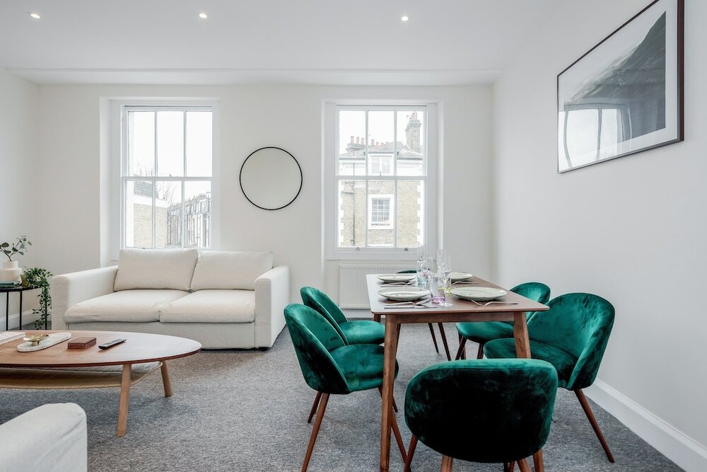 Фото Stunning 2 Bedroom Duplex Apt in Center of Camden