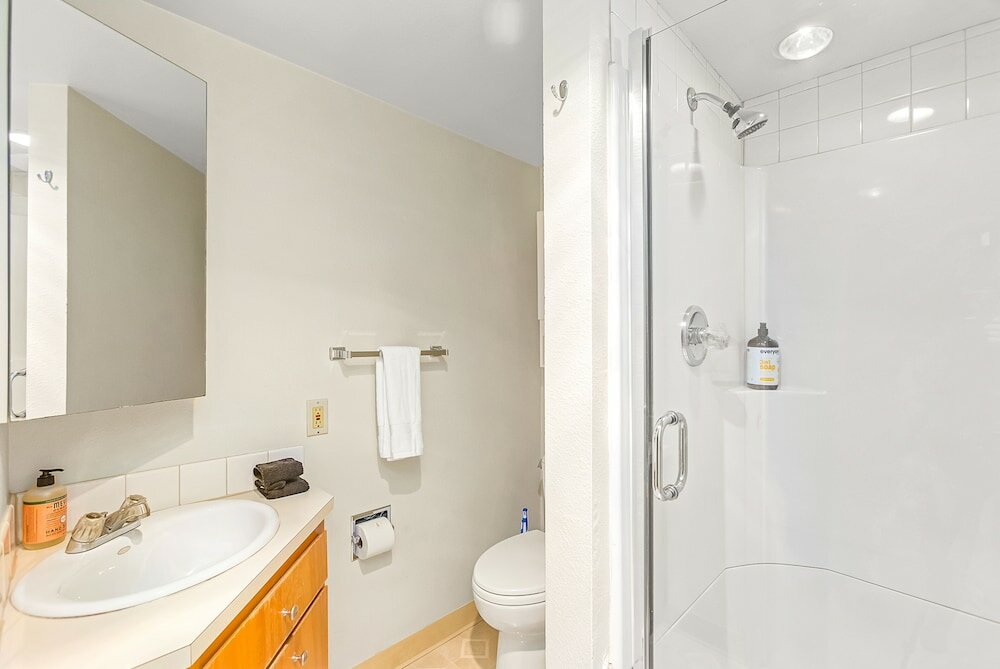 Фото Seattle's Orange Crown 87 Walkscore