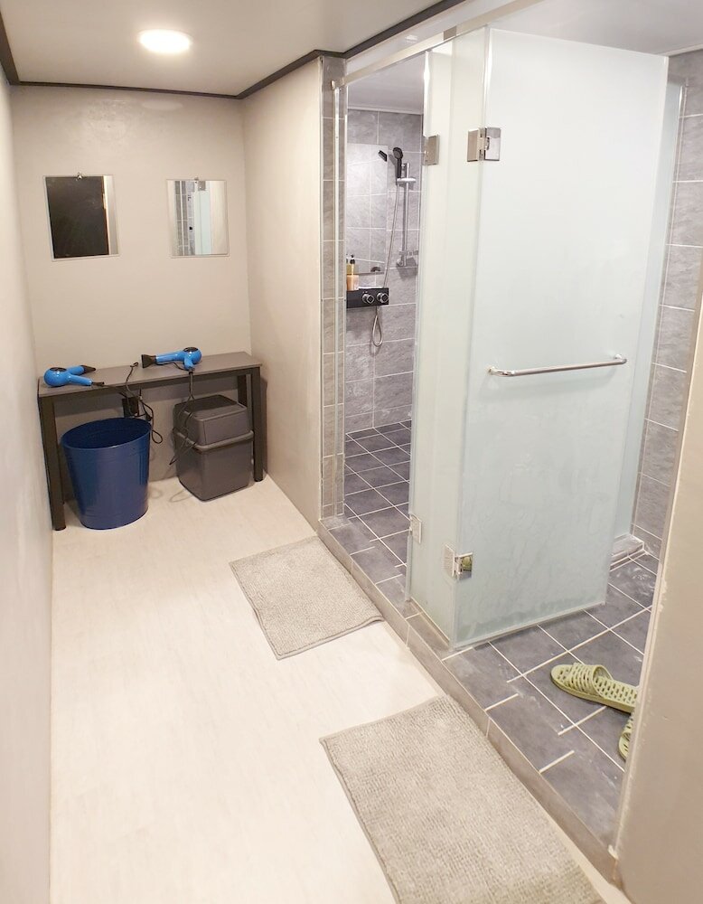 Фото U Guesthouse 2 in Yeonnam Caters to Women - Hostel