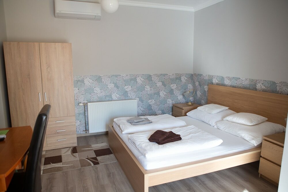 Фото Hunyadi Panzió- Apartmanház