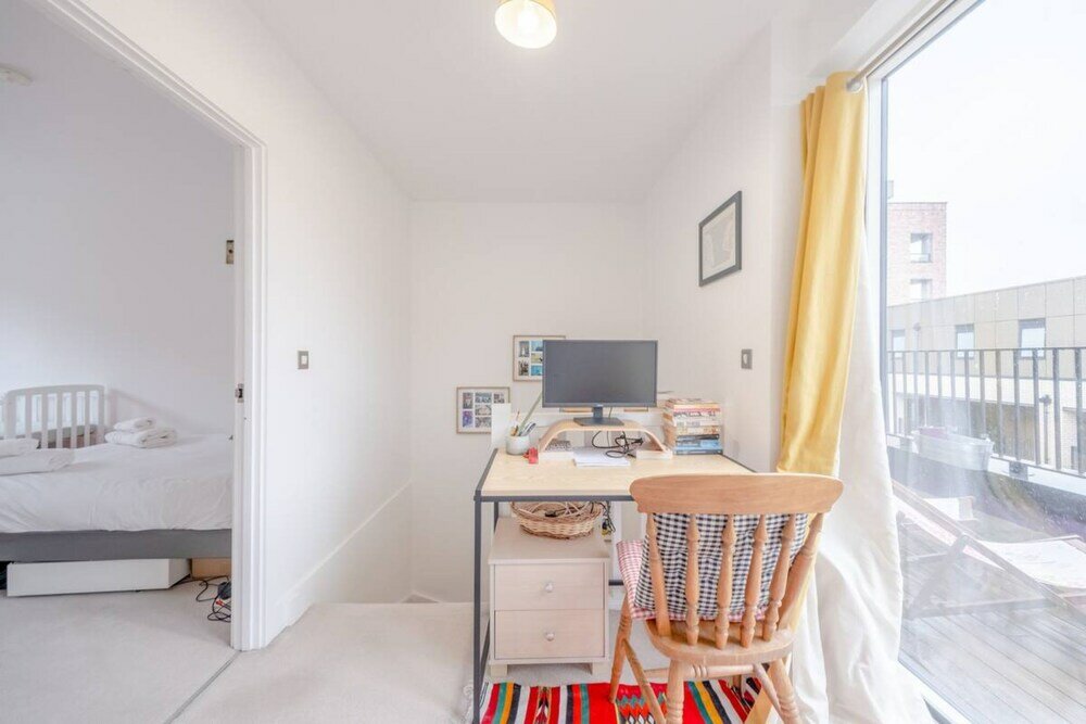 Фото Bright 2 Bedroom Maisonette Near Stratford