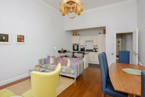 Stylish 2 Bedroom Apartment in Affluent Earls Court