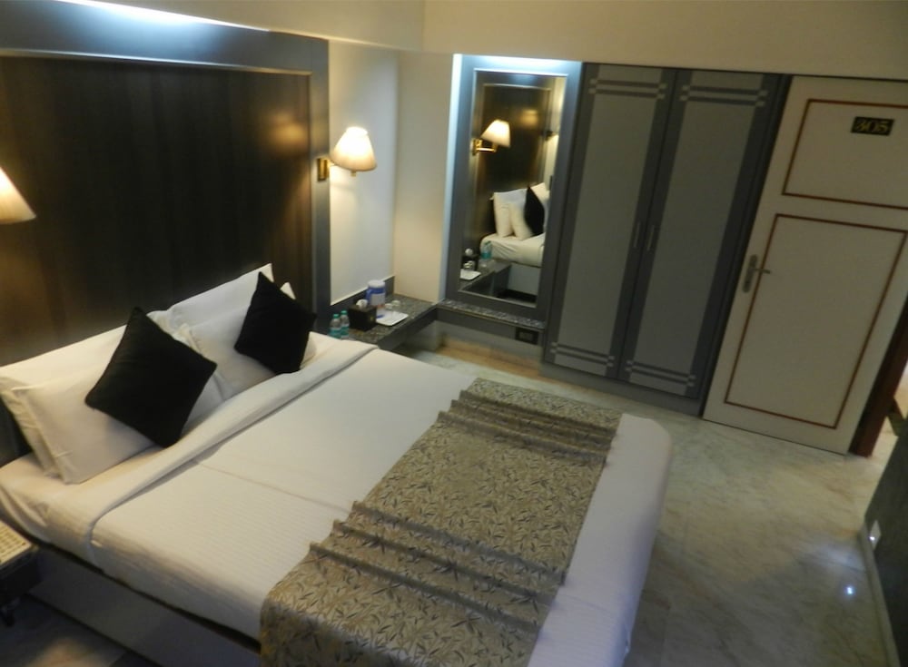 Фото The Emerald Hotel & Executive Apartments