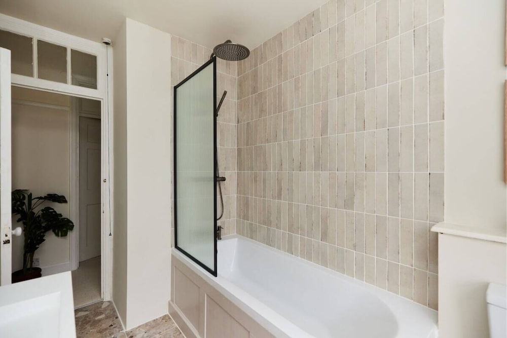 Фото The Golders Green Place - Modern and Bright 1bdr Flat