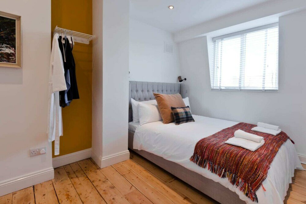 Фото Bright and Modern Bayswater Apartment