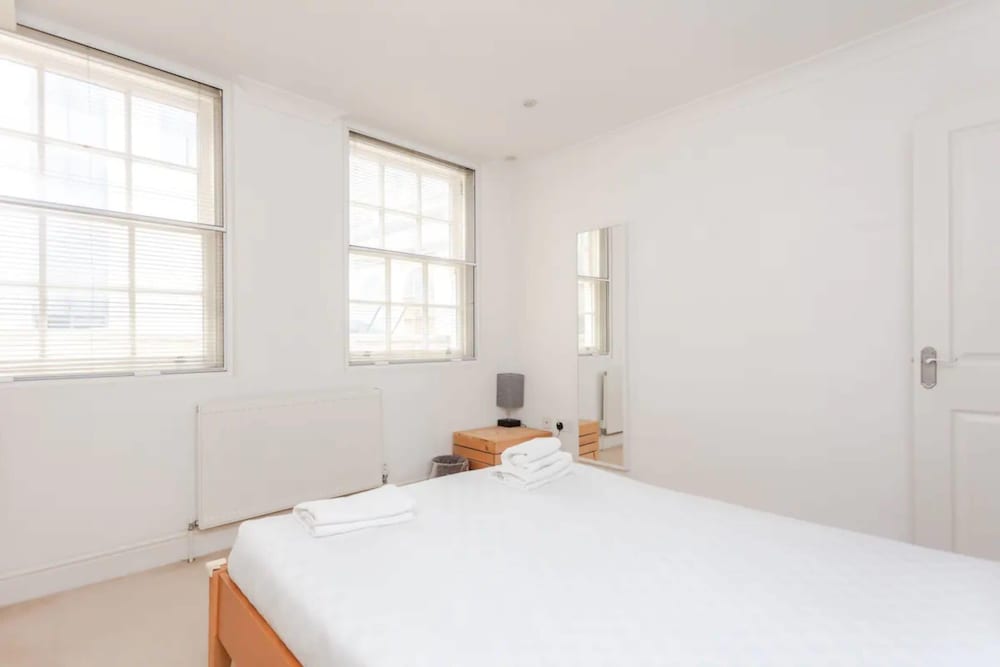 Фото Homely 2 Bedroom Flat Near Embankment Station