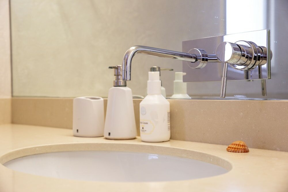 Фото Modern & Stylish 3br Apt With Balcony