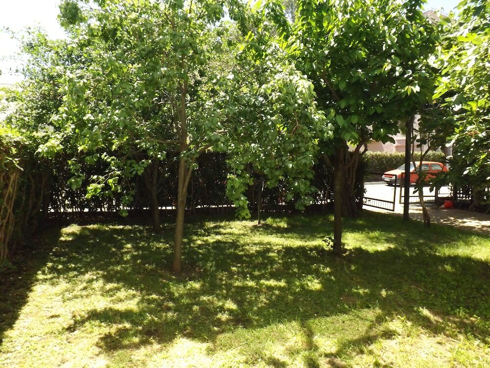 Фото Three Bedroom Apartment With Garden