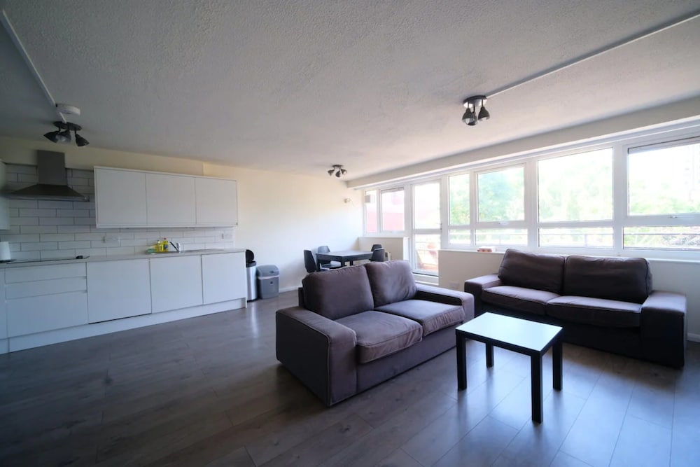 Фото Spacious 3 Bedroom Apartment in Battersea With Terrace