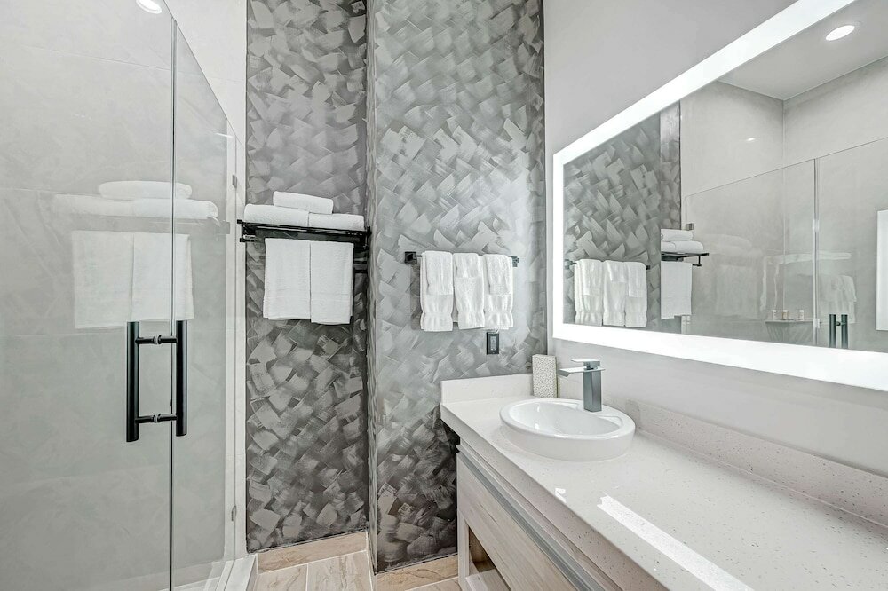 Фото SureStay Hotel by Best Western Houston Southeast