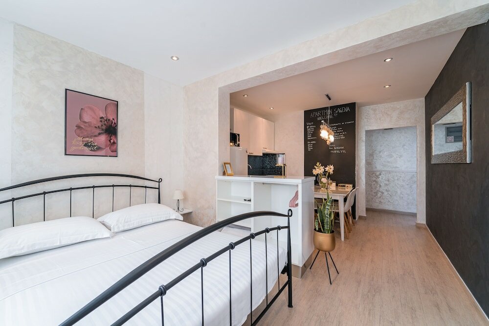 Фото Studio Apartment with garden