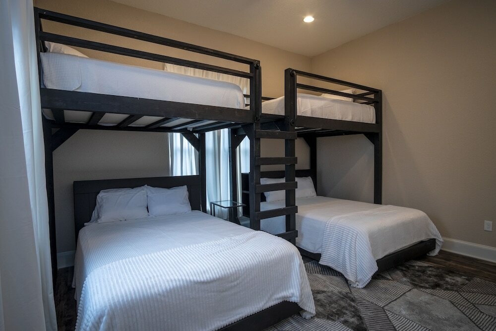 Фото Brand New Large Impressive House Near Downtown!