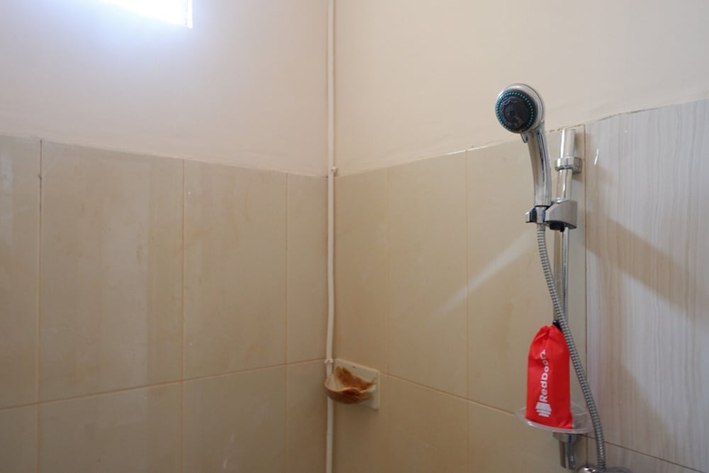 Фото RedDoorz near Millenium Waterpark Palu