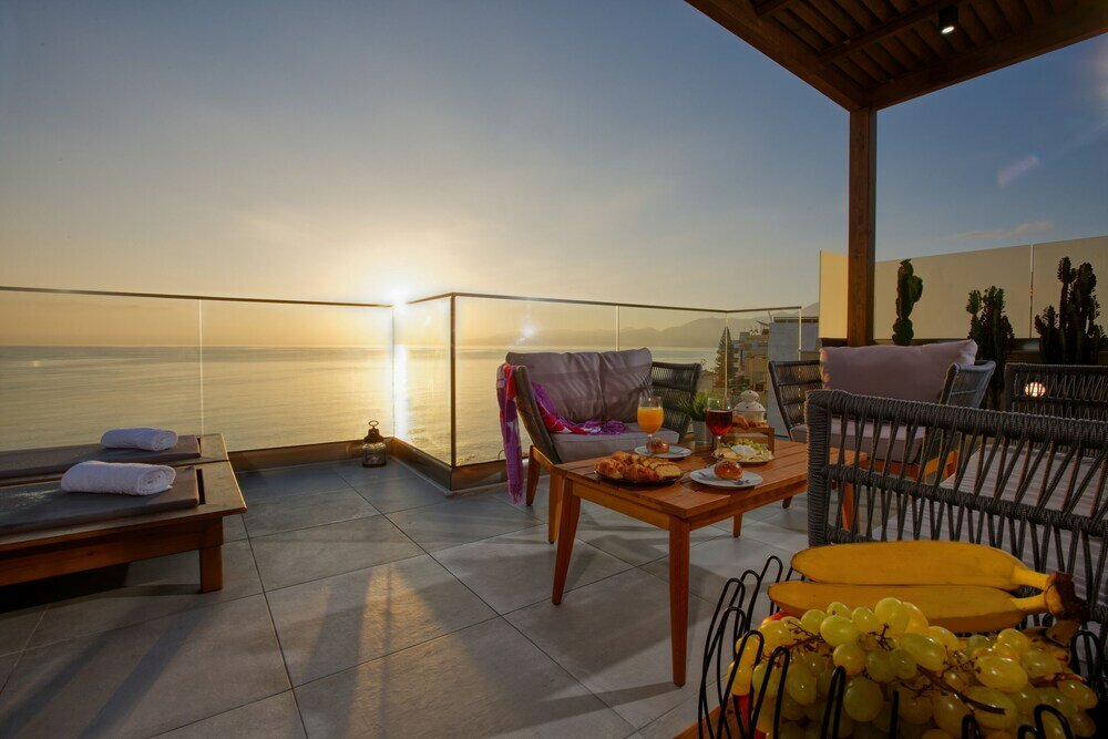 Фото Hersonissos Beach Front Suites