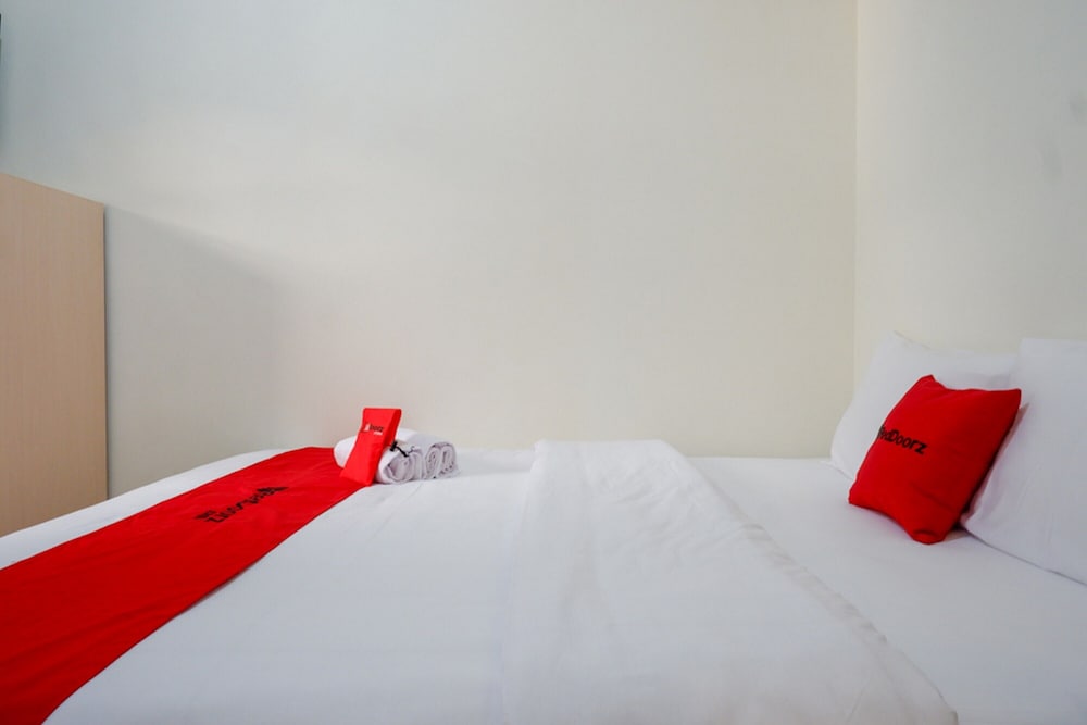 Фото RedDoorz near Alun Alun Kudus 2