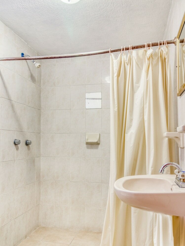 Фото Capital O Hotel La Siesta, Gómez Palacio