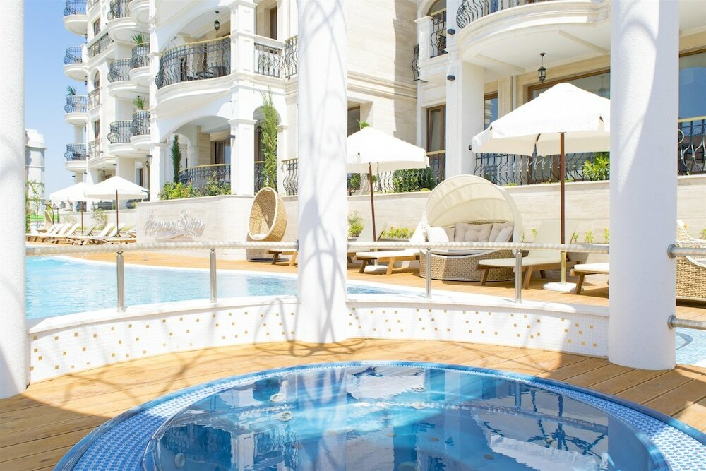 Фото Harmony Suites Saint Vlas