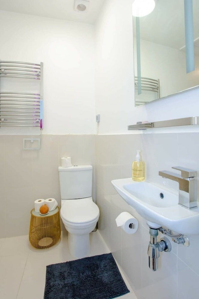 Фото Stylish 2 Bedroom Apartment in Affluent Earls Court