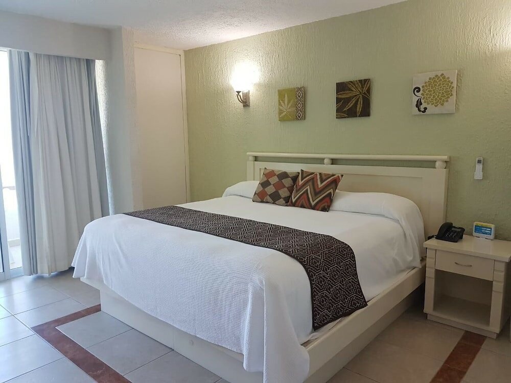 Фото Solymar Cancun Condos