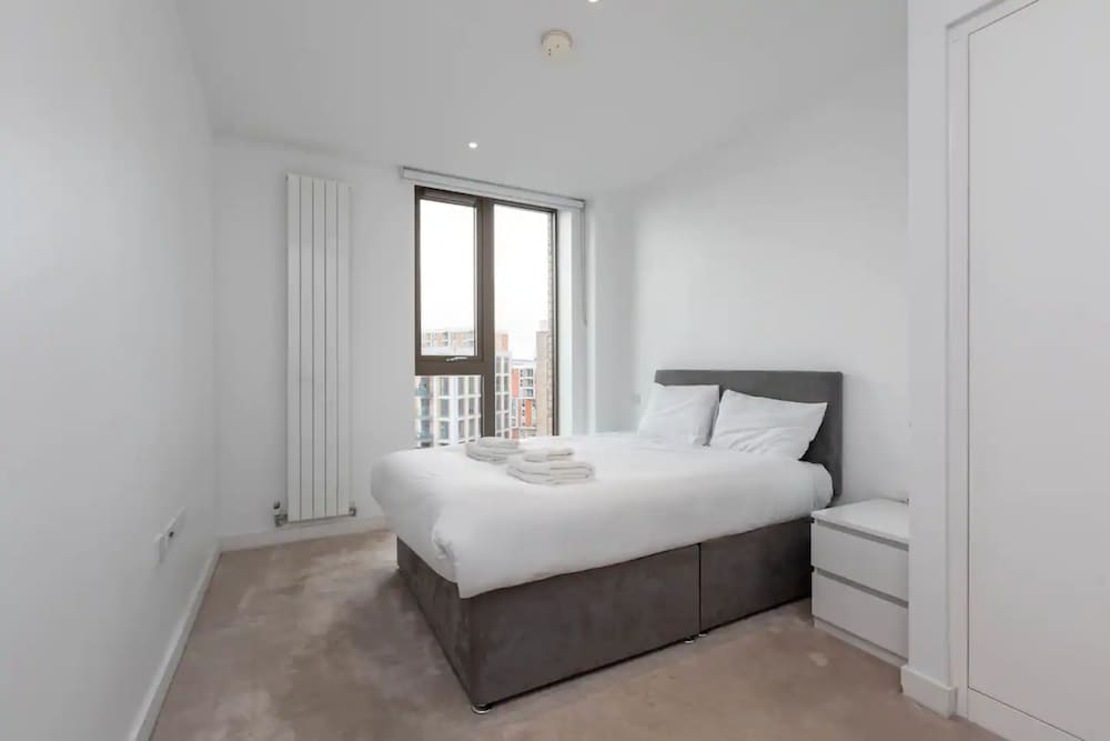 Фото Bright and Modern 2 Bedroom Flat in Royal Wharf