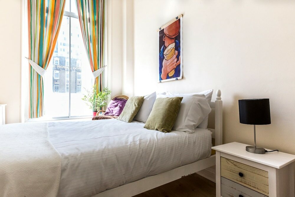 Фото Bright Two Br Period Apartment in Whitechapel