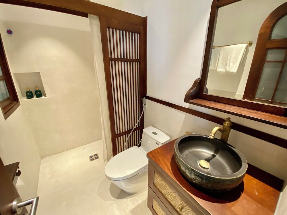 Фото The Quarter Apartment