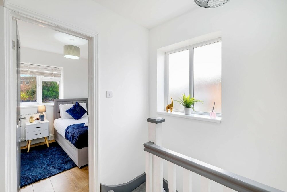 Фото 3 Bedroom House with Parking in Windsor