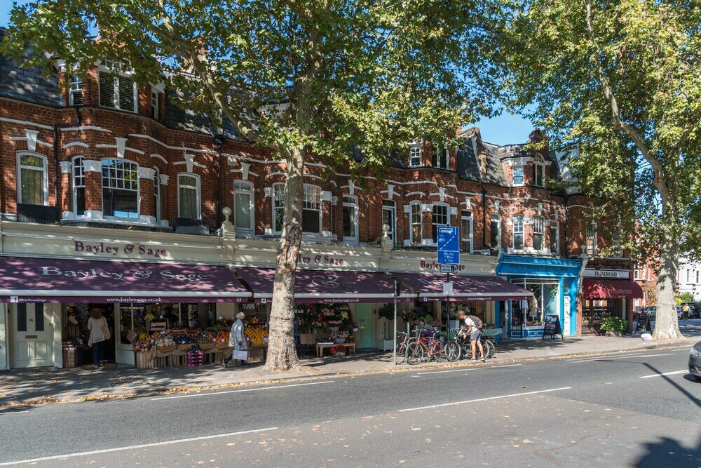 Фото Charming Home in Leafy Parsons Green