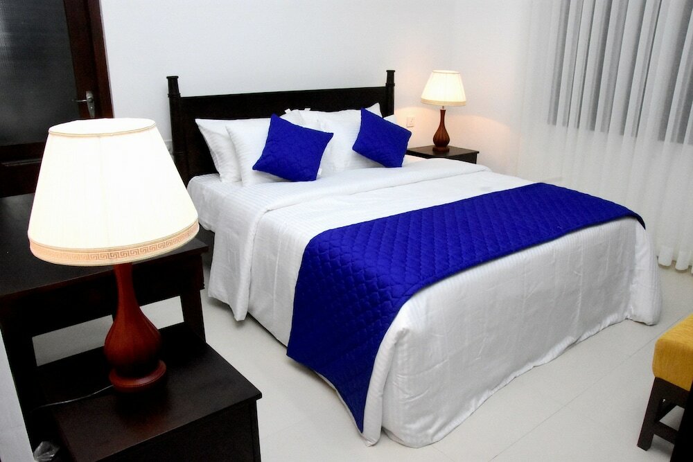 Фото Capital O 132 Blue Spring Hotel