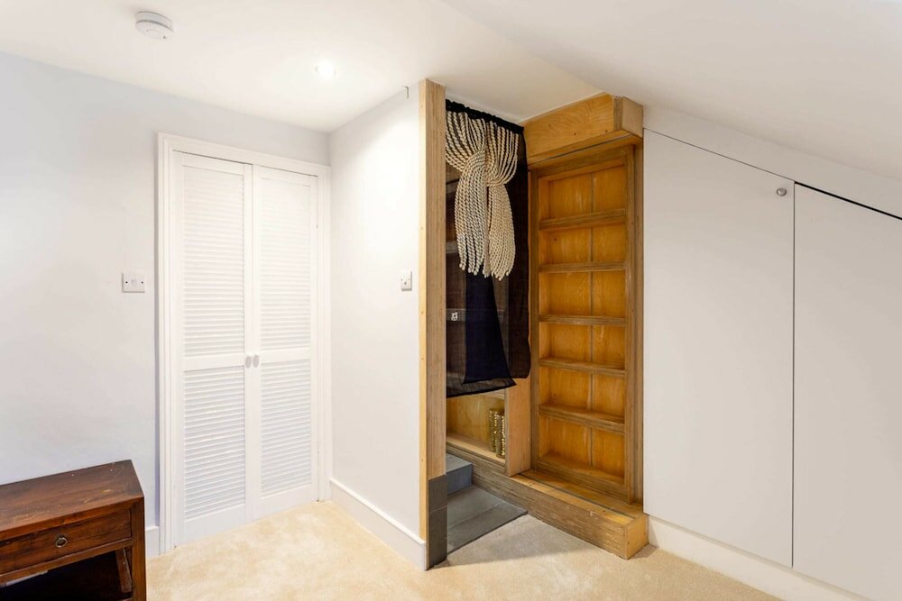 Фото Bright Maida Vale Apartment