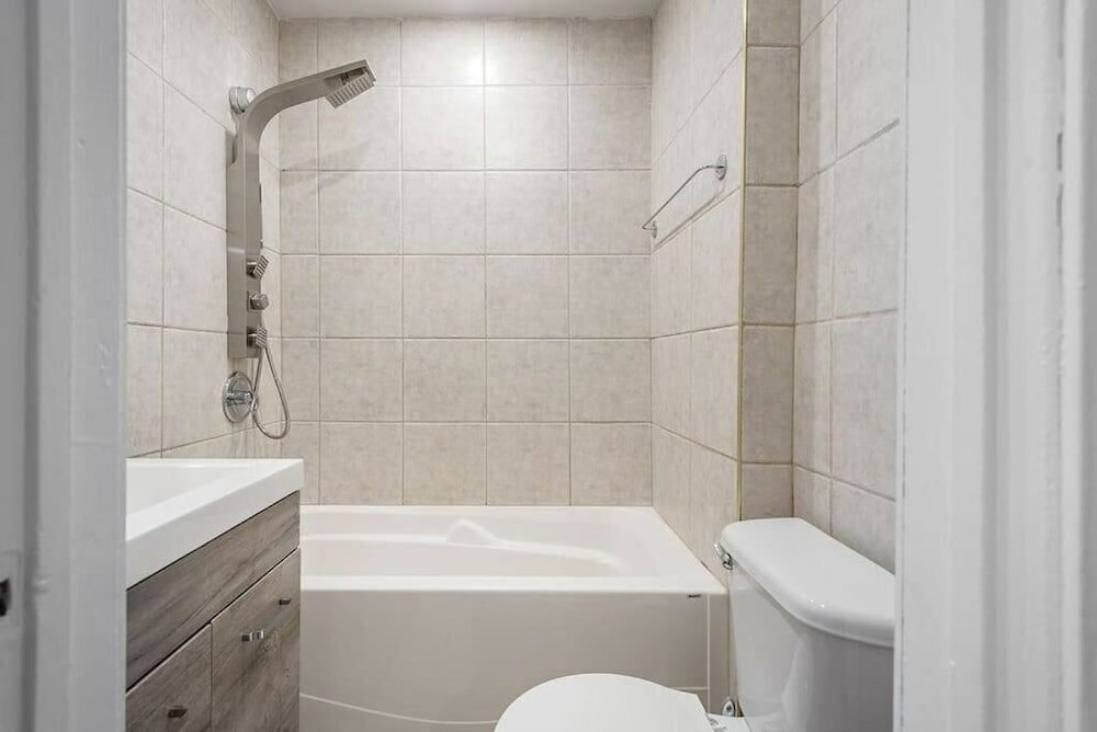 Фото Modest 4BedR Apt 5mins to ParcLaFontaine