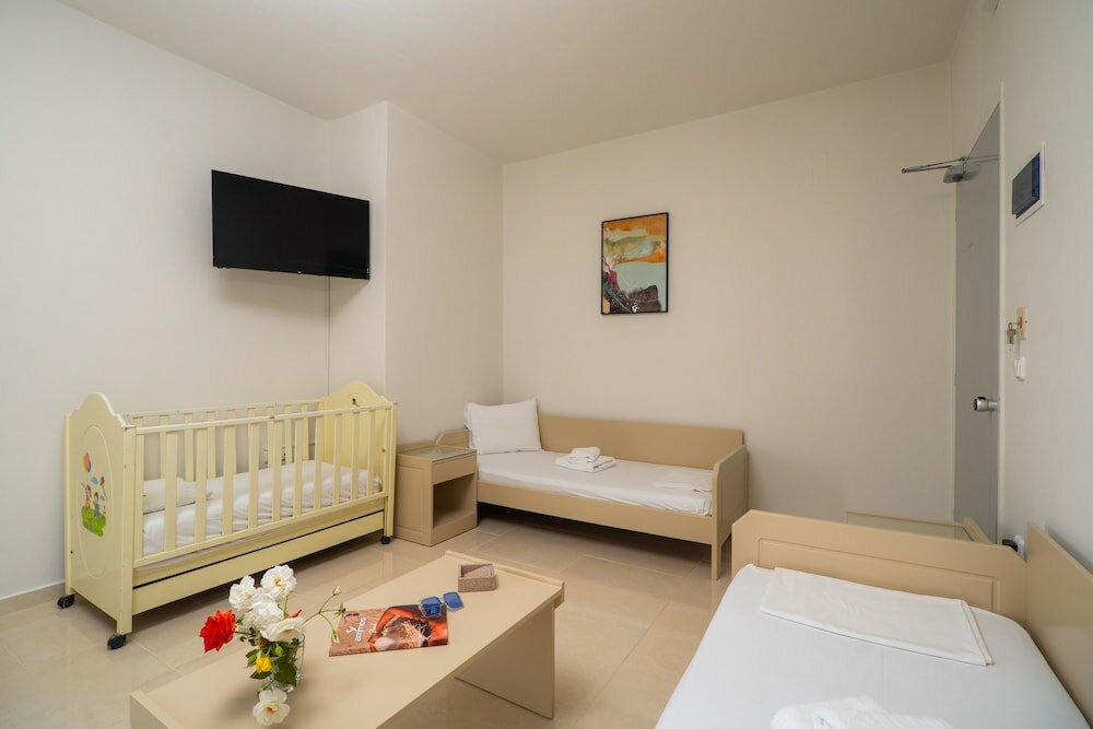 Фото Manos Beachside Apartments