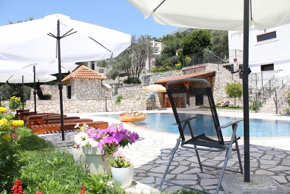 Фото Villa Oasis with swimming pool