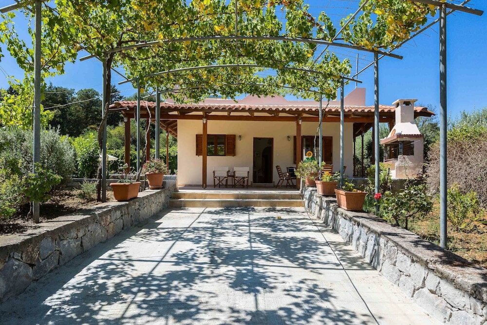 Фото Gorgeous Villa With Pool & Gardens