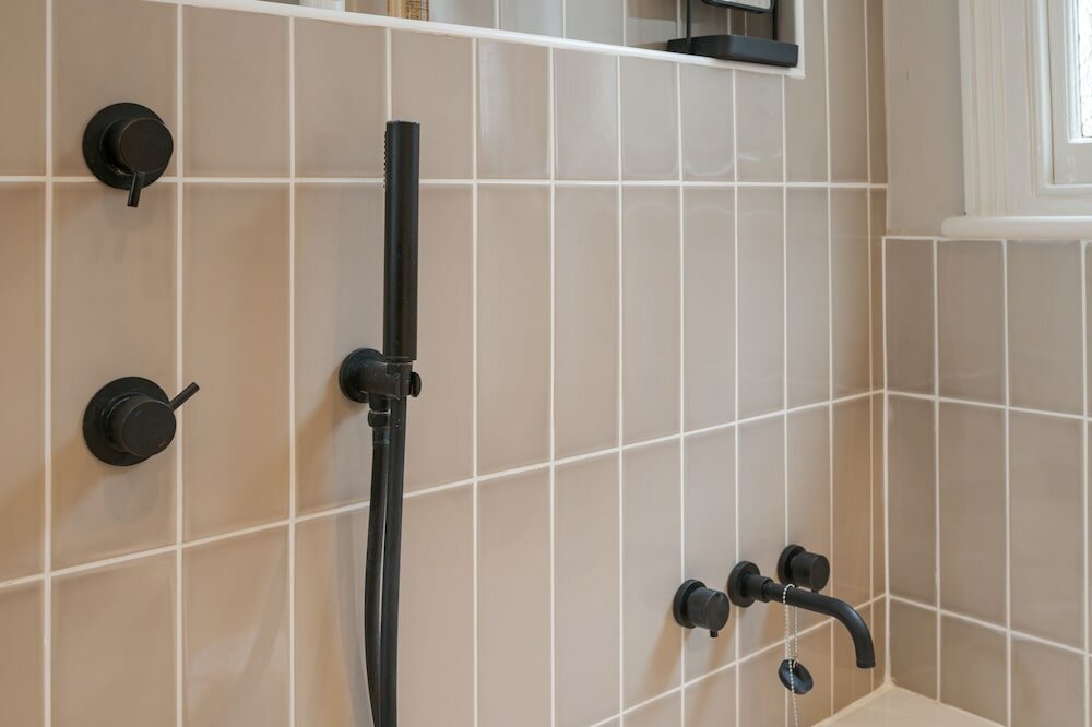 Фото Spacious two Bedroom Maisonette With Private Garden in Balham by Underthedoormat