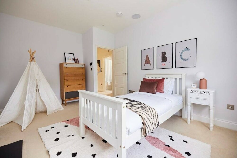 Фото The Camden Place - Breathtaking 4bdr Flat With Garden