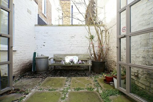 Гостиница Bright Chic Garden Apartment в Лондоне