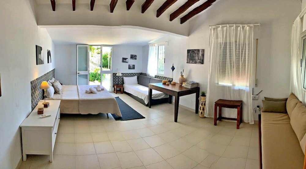 Фото Private, Bright, Spacious House with Pool & Hot Tub