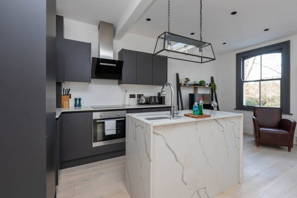 Фото Contemporary 2 Bedroom Apartment on Columbia Road