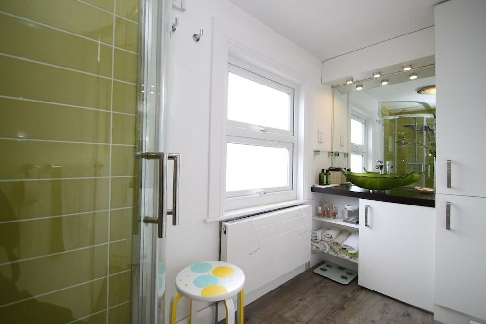 Фото Free parking - Kingston upon thames