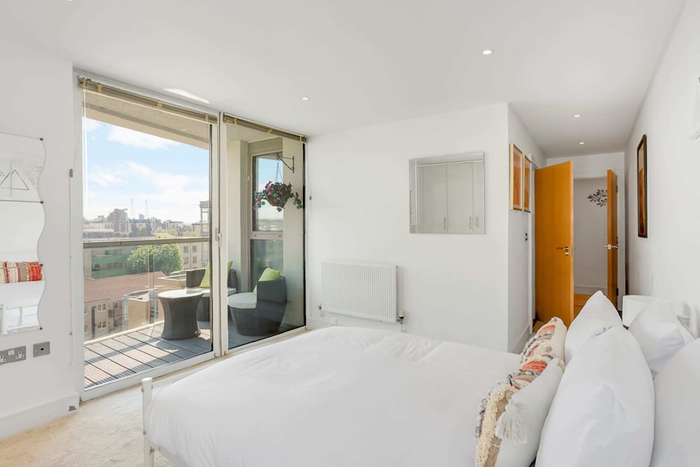 Фото Panoramic London: 3-bed City Oasis