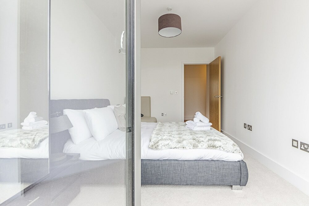 Фото Stunning Brand New Westminster Apartment