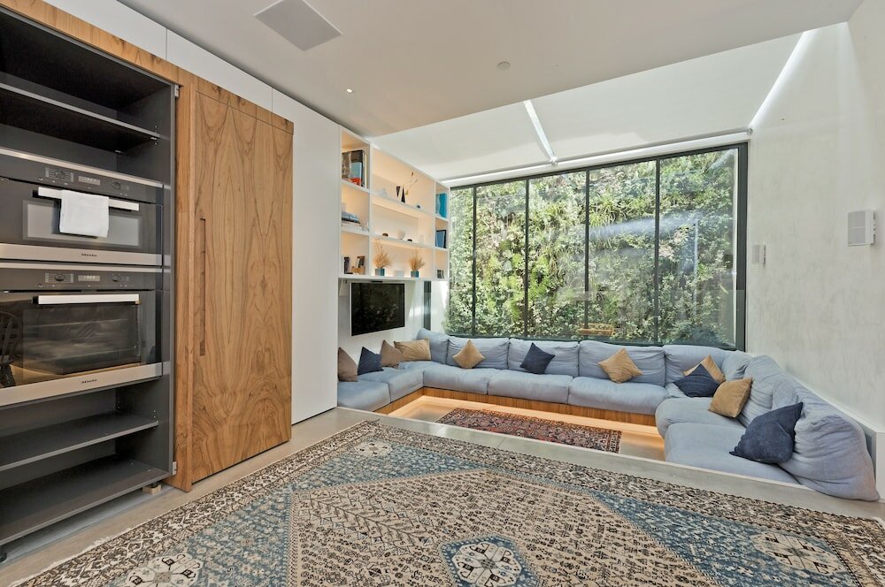 Фото Amazing South Kensington Mews House by Underthedoormat